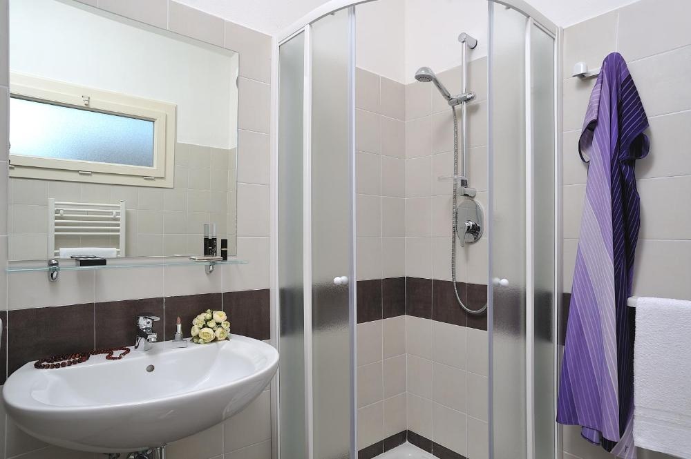 Room image 4