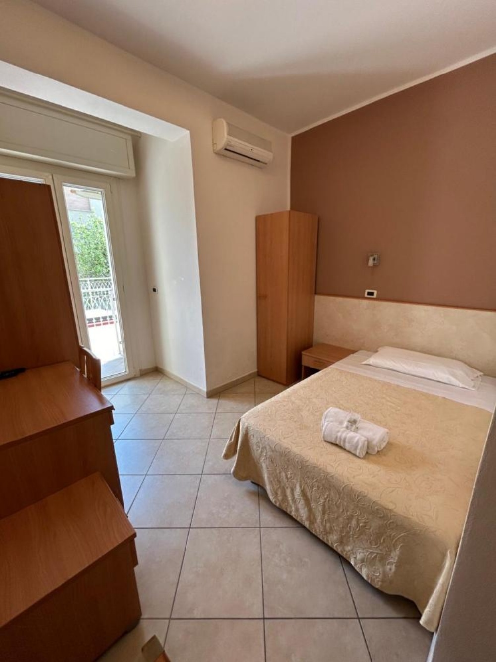 Room image 3